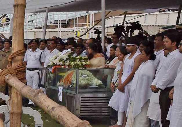 Jagmohan Dalmiya laid to rest with state honours